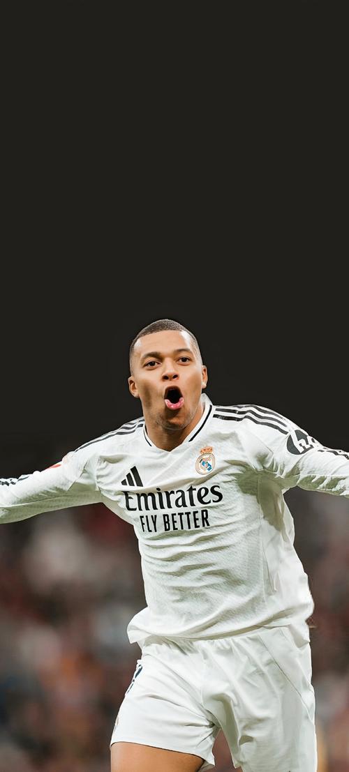 足坛传奇球星克罗斯现场观战湖侠 并晒出自己与东契奇合照