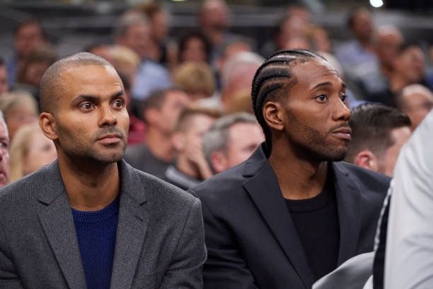 阿根廷队2026年世界杯球衣：经典蓝白条纹+黑色三道杠配饰