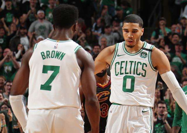 男子下棋时吸烟不慎引燃衣物