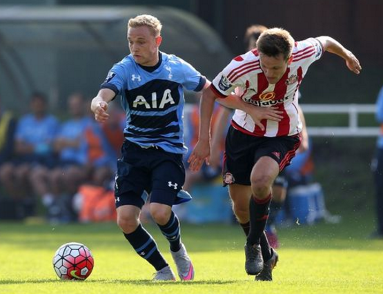 成绩斐然，加斯佩里尼被罗马球迷描绘成魔法师形象画在墙上