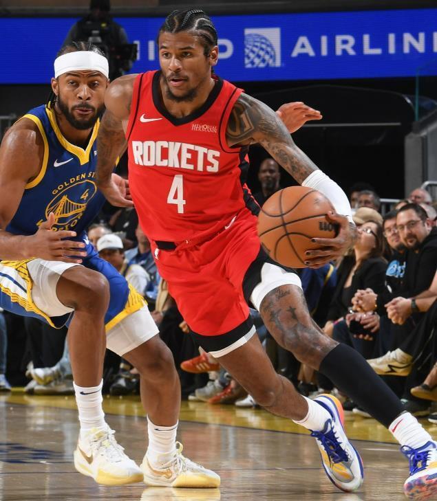 彻底爆发！勇士全队强烈抗议裁判，库里遭对手恶劣犯规怒不可遏