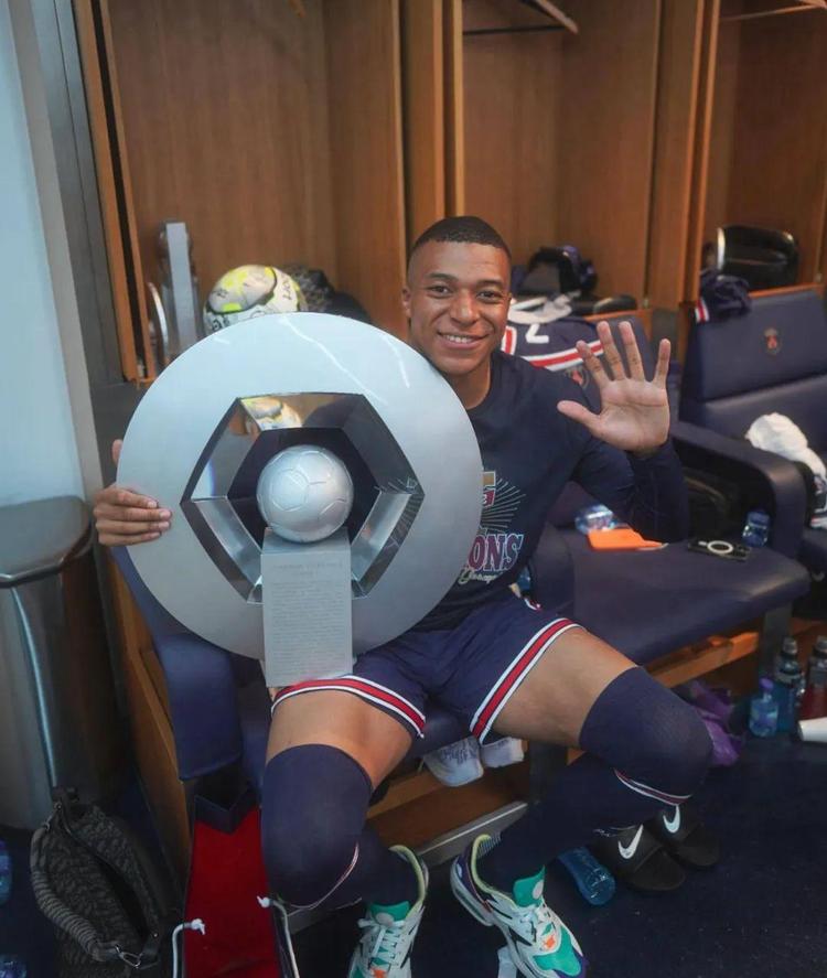 遮天蔽日！田雨补防高高跃起 大帽扇飞罗凯文上篮